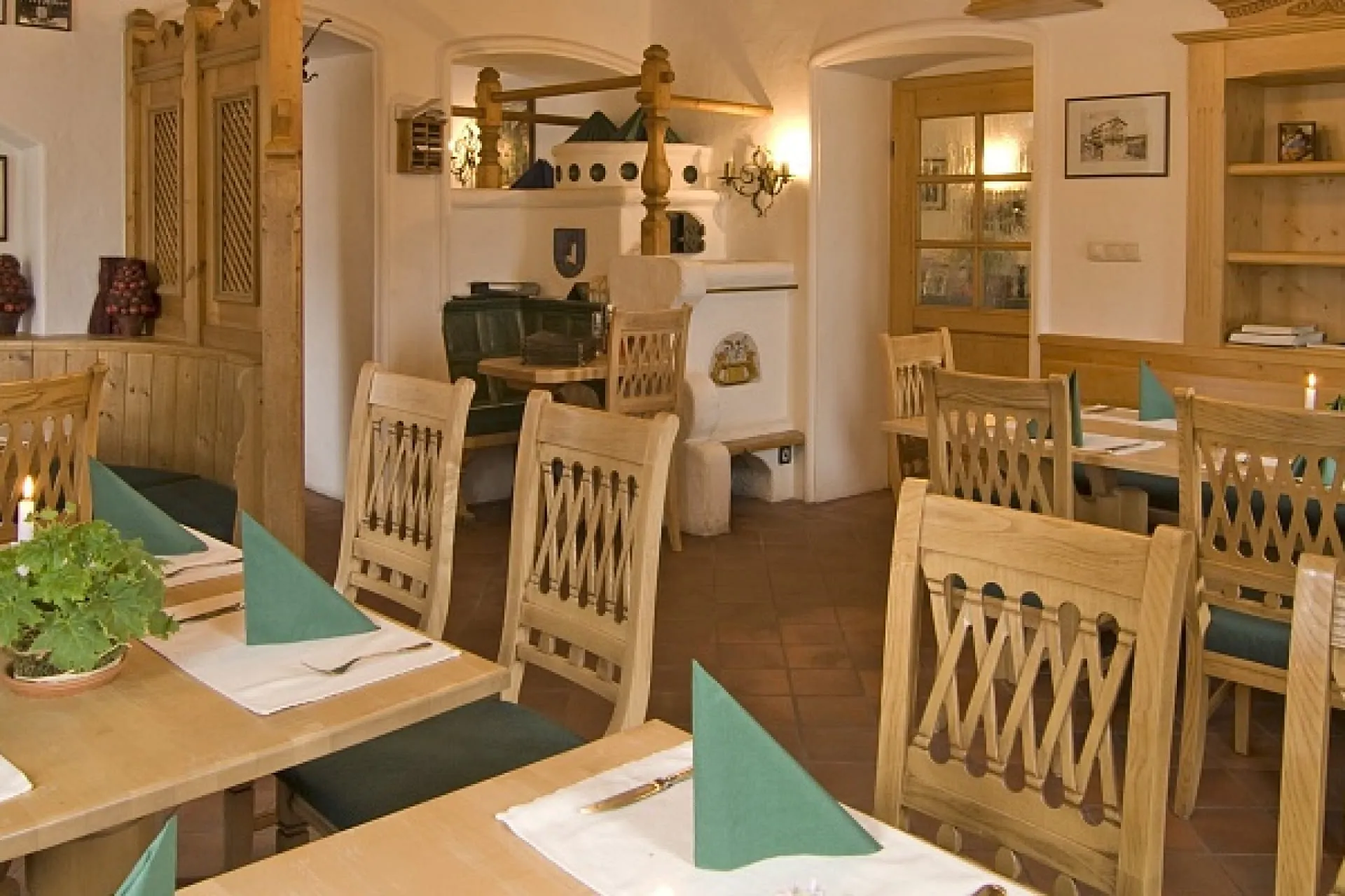 Gemütliches Restaurant mit Holzmöbeln und grünen Servietten.