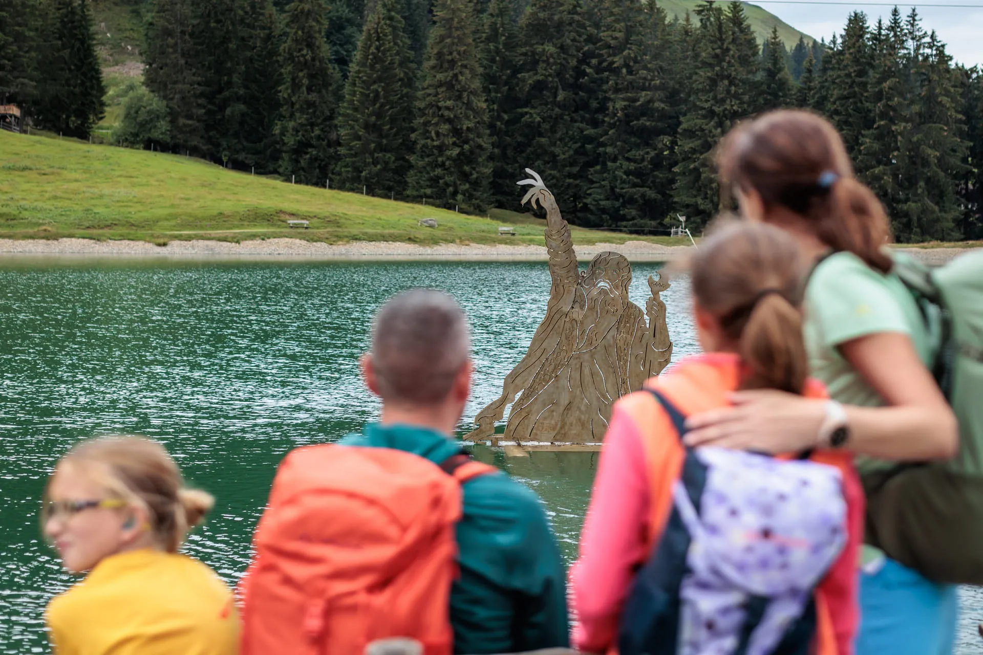 Besucher am Filzalmsee im Brixental bei sommerlichem Wetter.